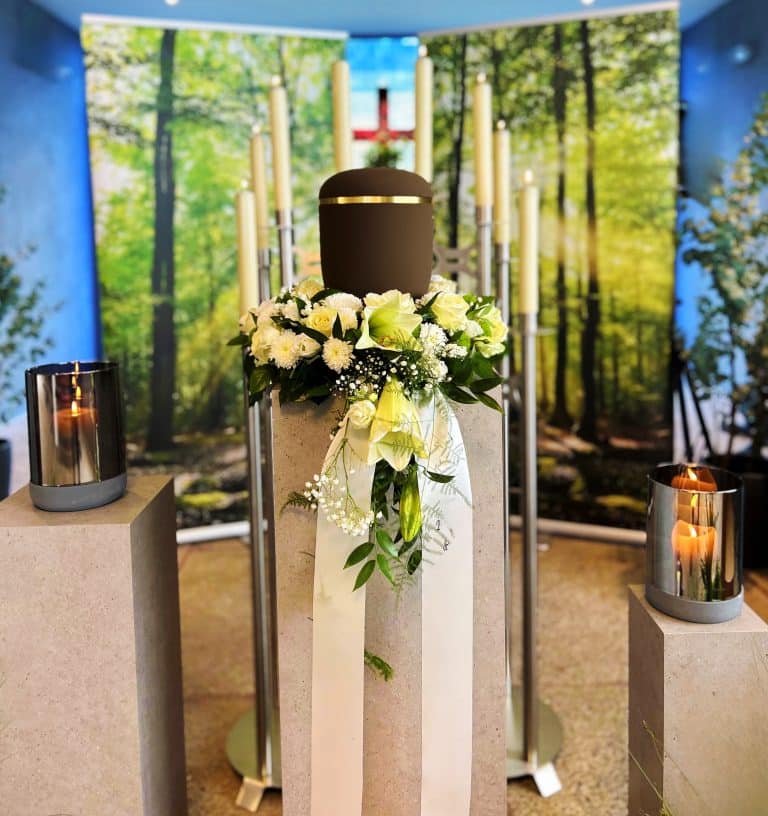 Trauerdekoration Urnenbestattung